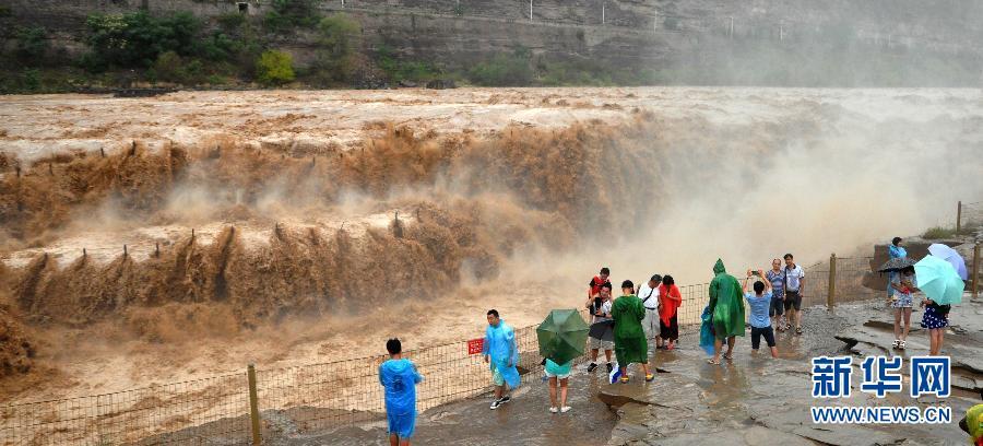 8月2日，游客在山西吉縣黃河壺口瀑布景區游覽觀瀑。