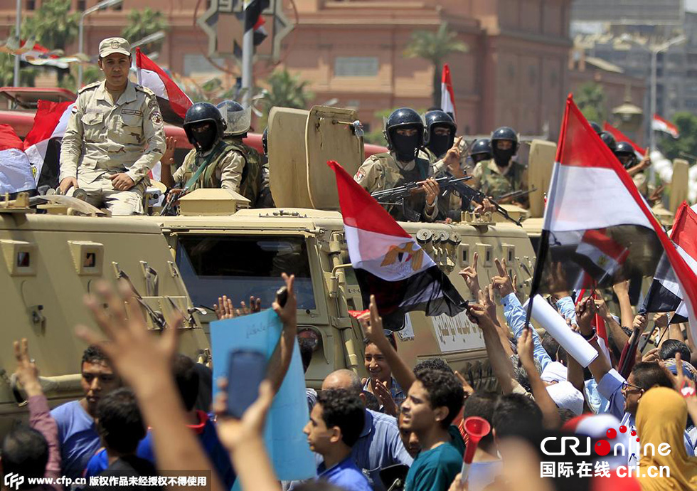 當?shù)貢r間2015年8月6日，埃及開羅，民眾集會慶祝新蘇伊士運河開通。圖片來源:CFP