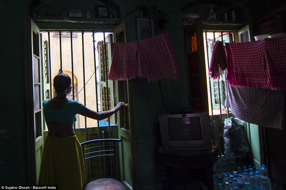 72歲的Maya Banarjee說：“我已經(jīng)太老了，但是我不會(huì)離開。”