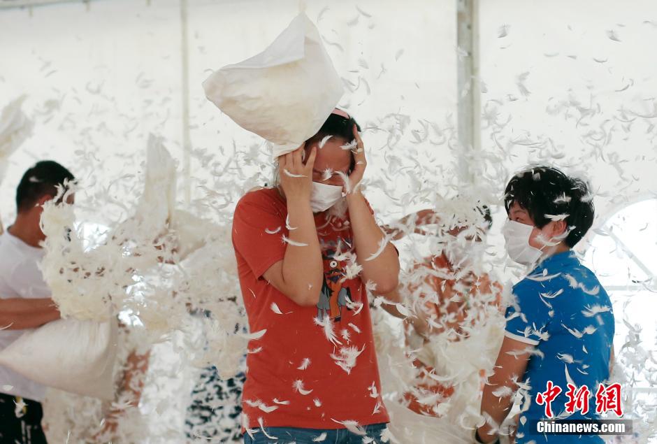 南京街頭上演“枕頭大戰(zhàn)” 年輕人瘋狂開(kāi)打