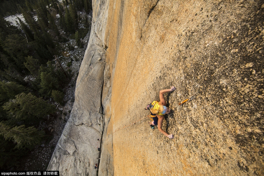 美國22歲女攀巖家挑戰高難度垂直懸崖 美國22歲女攀巖家挑戰高難度垂直懸崖