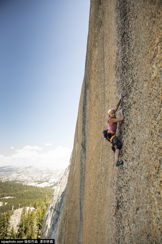 美國22歲女攀巖家挑戰高難度垂直懸崖 美國22歲女攀巖家挑戰高難度垂直懸崖