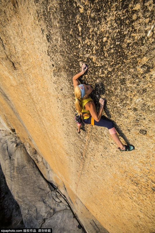 美國22歲女攀巖家挑戰高難度垂直懸崖 美國22歲女攀巖家挑戰高難度垂直懸崖