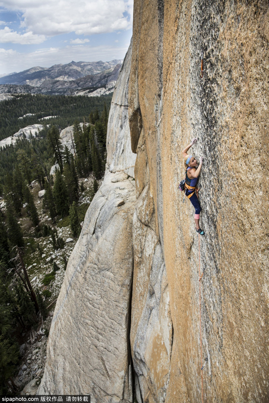 美國22歲女攀巖家挑戰高難度垂直懸崖 美國22歲女攀巖家挑戰高難度垂直懸崖