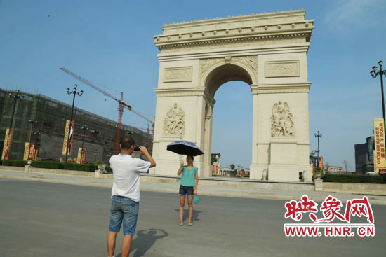 鄭州驚現(xiàn)山寨“凱旋門(mén)” 鄭州驚現(xiàn)山寨“凱旋門(mén)”