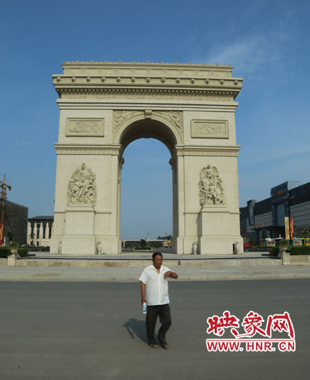 鄭州驚現(xiàn)山寨“凱旋門(mén)” 鄭州驚現(xiàn)山寨“凱旋門(mén)”