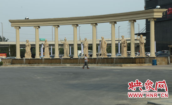 在這個(gè)“凱旋門(mén)”前是一處噴泉景觀。 在這個(gè)“凱旋門(mén)”前是一處噴泉景觀。