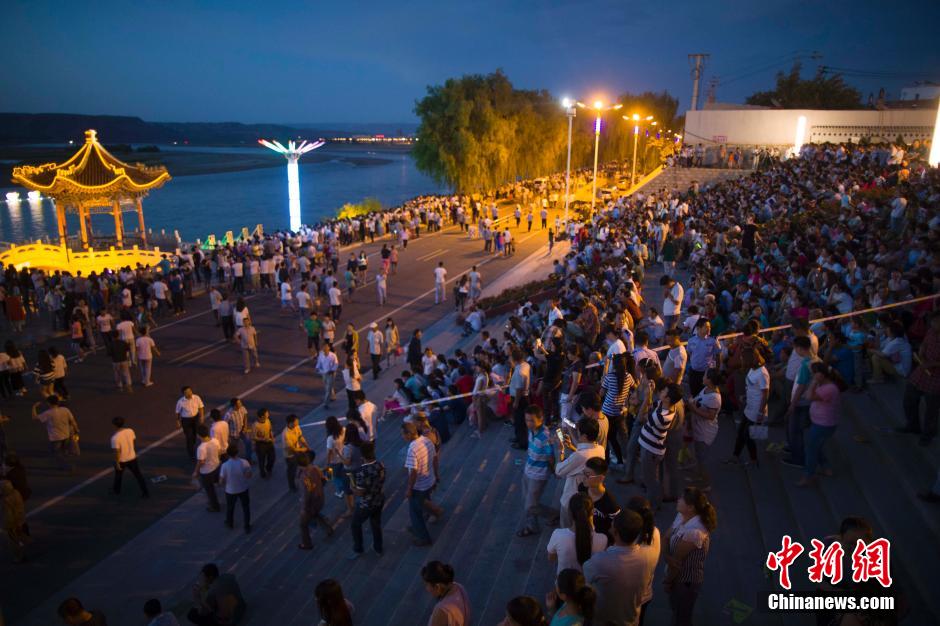 數(shù)萬(wàn)民眾前來(lái)黃河邊觀看河燈。 張?jiān)?攝