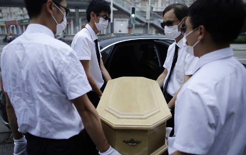 上海，花床、木棺、挽聯(lián)，在上海市閔行區(qū)一處私密的悼念室內(nèi)，一場小型追悼儀式正在舉行。