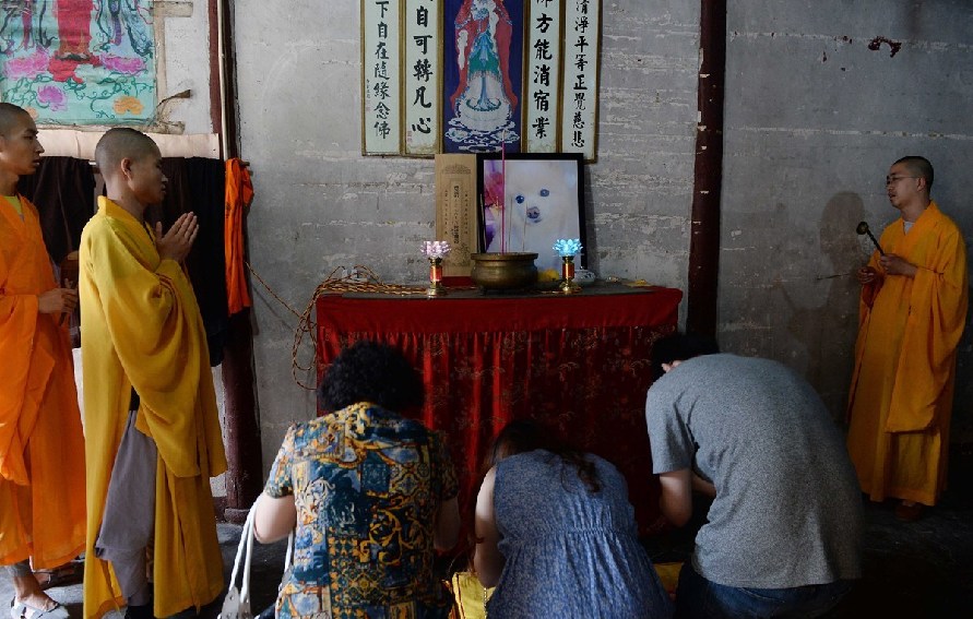 寺廟的僧人們在為寵物狗做超度。