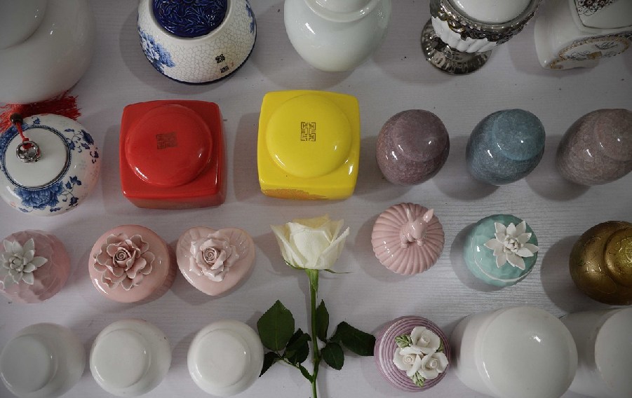 各種陶瓷罐是用來裝寵物骨灰的。