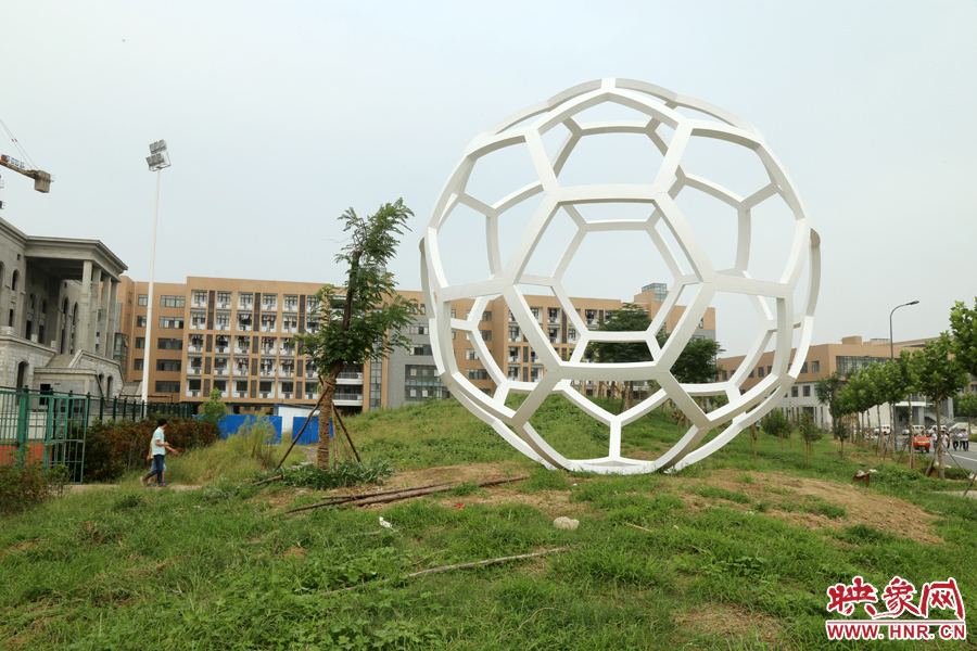 這是一座多邊形曲面藝術(shù)品，直徑約6米，剛剛建成，目前還沒(méi)有命名。