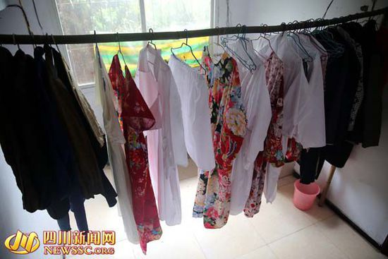 四川八旬老頭變"潮男" 上街穿長(zhǎng)裙為自己代言 四川八旬老頭變"潮男" 上街穿長(zhǎng)裙為自己代言