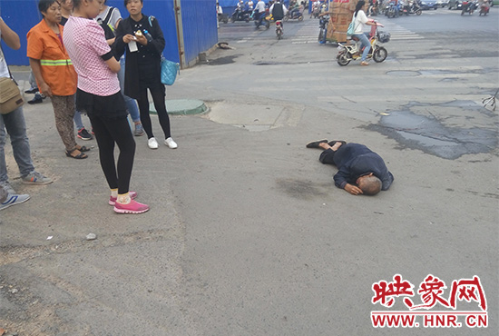 老人倒地后無人敢扶，過路市民拍照作證。