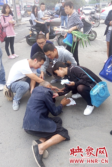 一些愛心市民在撥打了110和120后，上前給老人擦臉上的血跡。