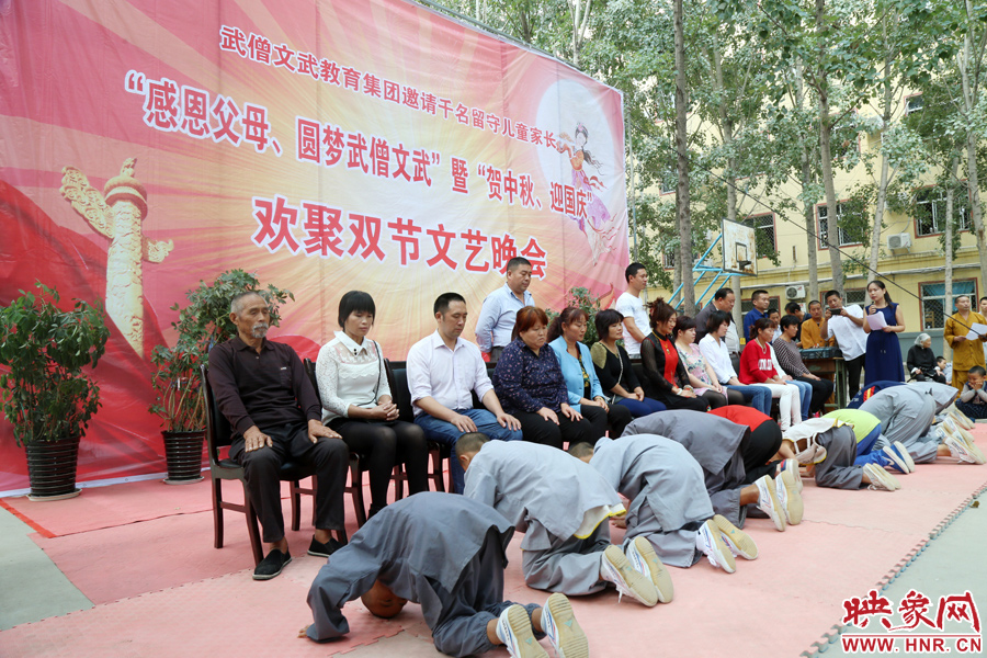 數(shù)百名少林武僧與家人團聚 跪謝父母現(xiàn)場痛哭