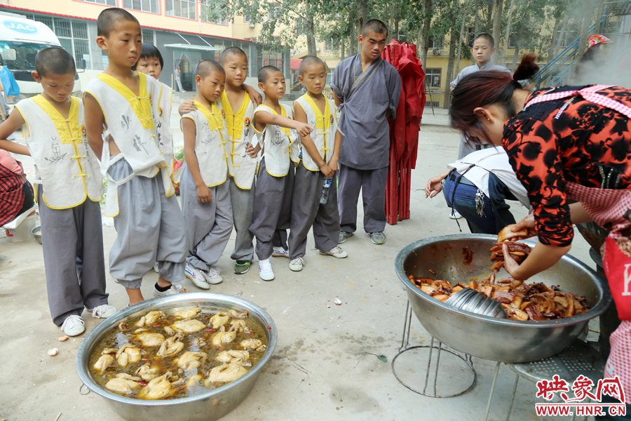數(shù)百名少林武僧與家人團聚 跪謝父母現(xiàn)場痛哭