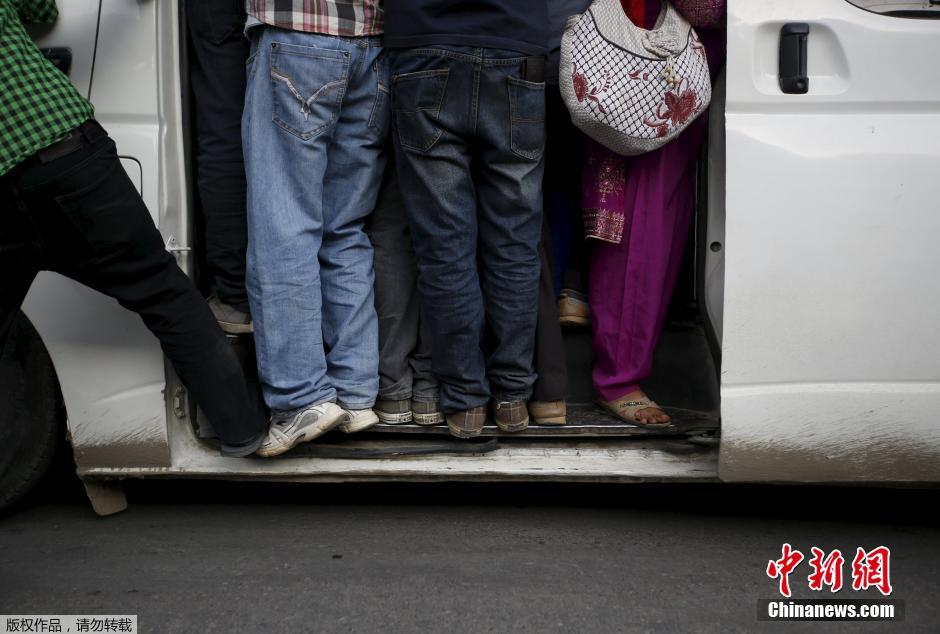 尼泊爾公交限量發車 乘客“包圍”巴士 尼泊爾公交限量發車 乘客“包圍”巴士