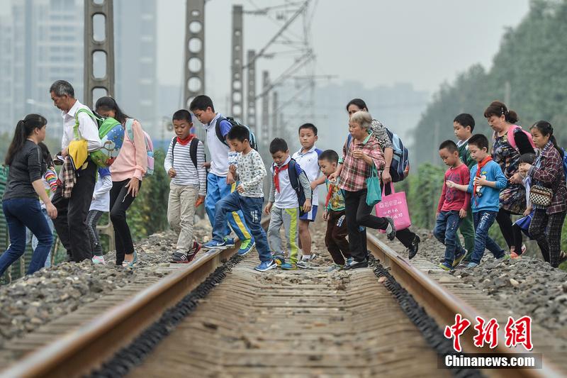 “玩命”回家路 數百小學生橫穿鐵路上下學