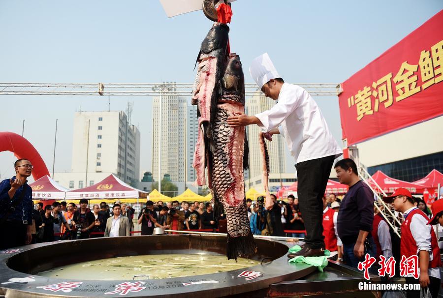 河南鄭州，一個直徑3.15米，深0.7米，可容納3噸高湯的“中原第一鍋”現(xiàn)場烹煮火鍋盛宴。