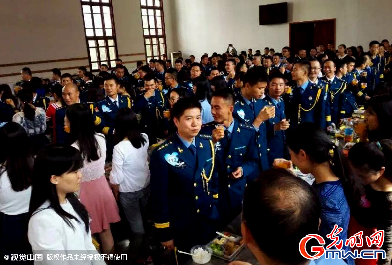 湖北武漢,“嫁人就嫁解放軍”,每年一屆的武漢軍旅姻緣會17日在駐漢空軍某指揮所文化活動中心舉行 湖北武漢,“嫁人就嫁解放軍”,每年一屆的武漢軍旅姻緣會17日在駐漢空軍某指揮所文化活動中心舉行