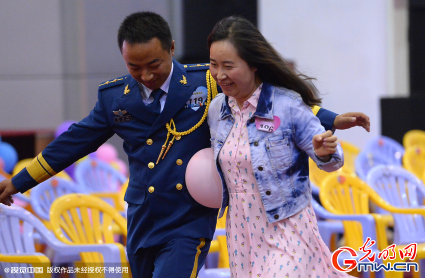 湖北武漢,“嫁人就嫁解放軍”,每年一屆的武漢軍旅姻緣會17日在駐漢空軍某指揮所文化活動中心舉行 湖北武漢,“嫁人就嫁解放軍”,每年一屆的武漢軍旅姻緣會17日在駐漢空軍某指揮所文化活動中心舉行