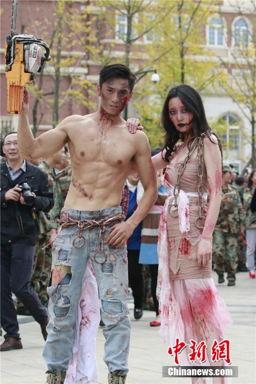 男神教師扮“鬼”學生稱其為“史上顏值最高男鬼”。何浠 攝