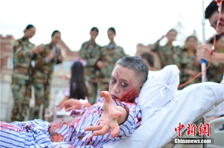 該校院長也參與其中，與學生共同嗨翻校園。 何浠 攝