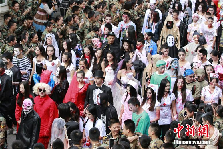 校園“萬圣節”恐怖化妝派對讓“群鬼”聚集。 何浠 攝