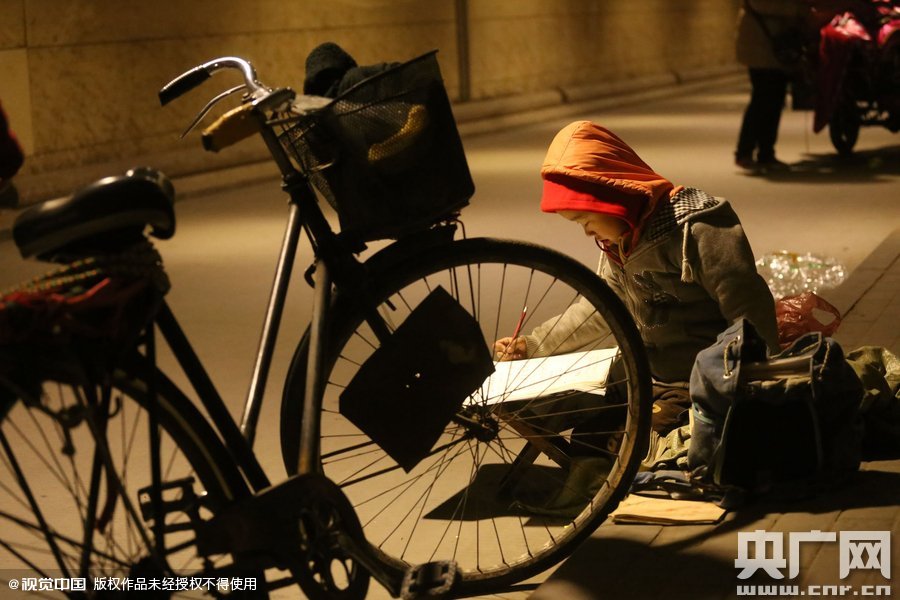 他的父母說(shuō)，晚上回去晚，孩子的作業(yè)都是在這寫，做小生意不容易，孩子還陪著遭罪，經(jīng)常還有城管攆著不讓在這賣。