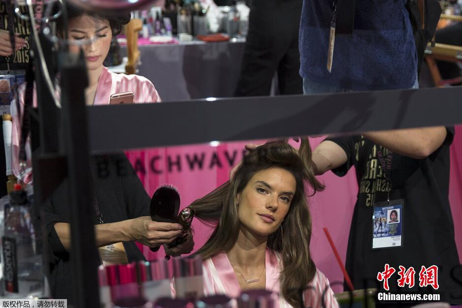 當地時間11月10日，2015維多利亞的秘密年度內衣秀在紐約上演，模特在后臺緊張地準備中。