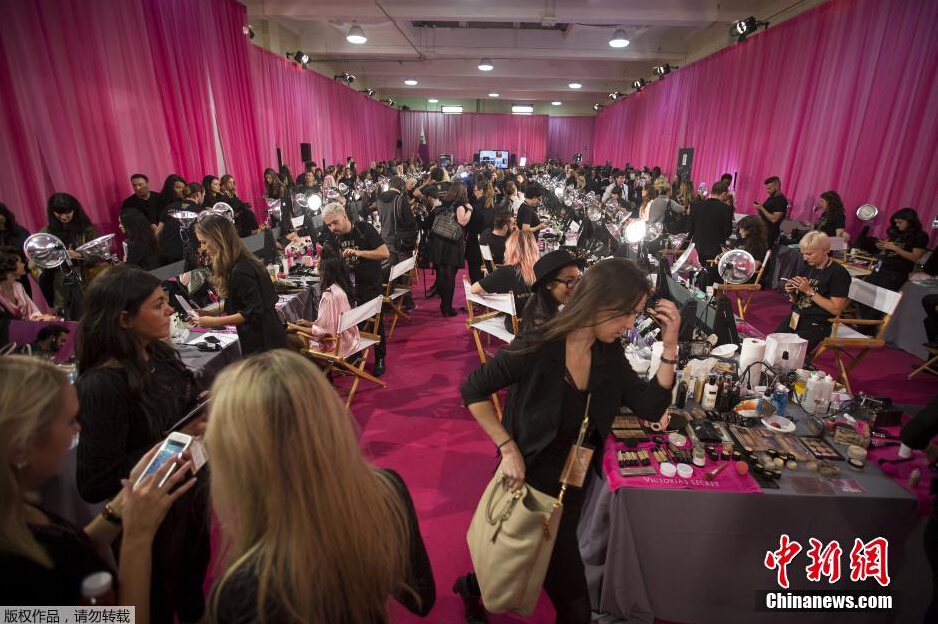 當地時間11月10日，2015維多利亞的秘密年度內衣秀在紐約上演，模特在后臺緊張地準備中。