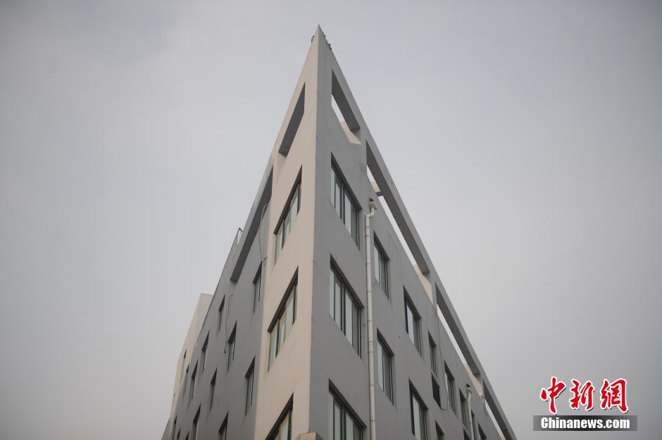 濟(jì)南一高樓酷似“紙片樓” 濟(jì)南一高樓酷似“紙片樓”