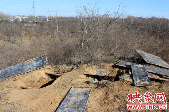 這次被盜的是位于北側(cè)的叔齊墓，墓塚上面有兩個盜洞，有十多米深。