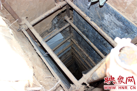 走上叔齊墓的頂端，可以清晰看到兩個沒有填土的坑洞，洞內(nèi)的四周從上往下放置著腳手架，深不見底。