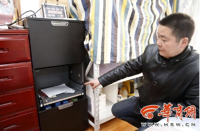 西安一小偷將保險箱包在被子里離開 過程僅15分鐘 西安一小偷將保險箱包在被子里離開 過程僅15分鐘