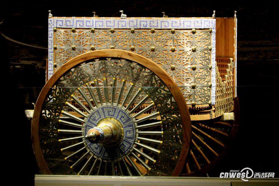 1月7日,甘肅省考古研究所所長王輝向人們介紹花了200萬元復制的禮儀車輛。 1月7日,甘肅省考古研究所所長王輝向人們介紹花了200萬元復制的禮儀車輛。