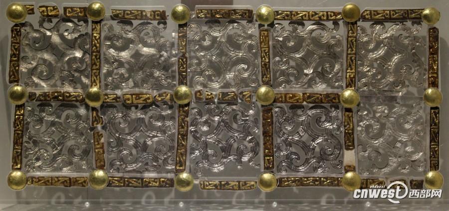 出土的車廂側板裝飾物。 出土的車廂側板裝飾物。