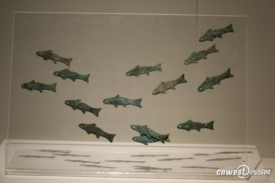 青銅魚符,有專家推測是覆蓋棺槨所用荒帷上懸掛的裝飾物。 青銅魚符,有專家推測是覆蓋棺槨所用荒帷上懸掛的裝飾物。