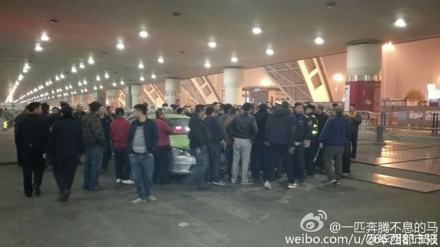 機場后調配10多輛機場大巴運送旅客進城。