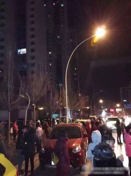 青海門(mén)源6.4級(jí)地震 市民攬被子避震