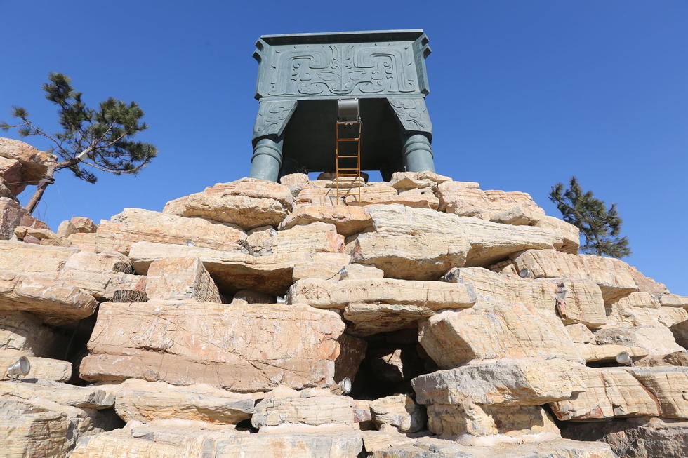 鄭州河邊建十米高銅鼎無防護 網(wǎng)友:不怕淹了？