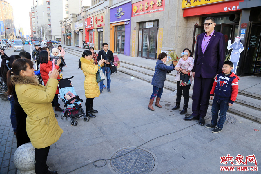 過路市民爭相與“巨人”合影。 過路市民爭相與“巨人”合影。