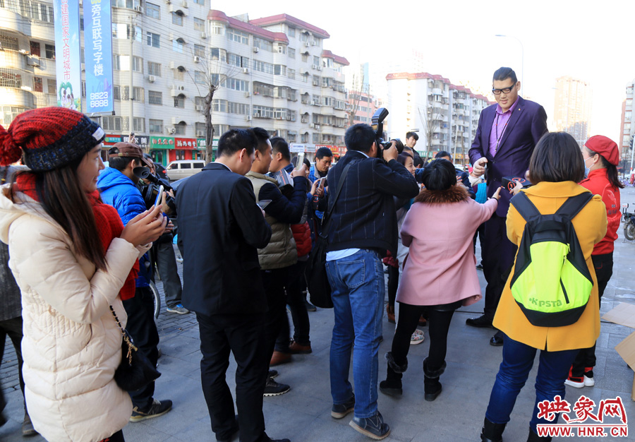 “亞洲第一巨人”張歡身高2.38米,在人群中非常出眾。 “亞洲第一巨人”張歡身高2.38米,在人群中非常出眾。