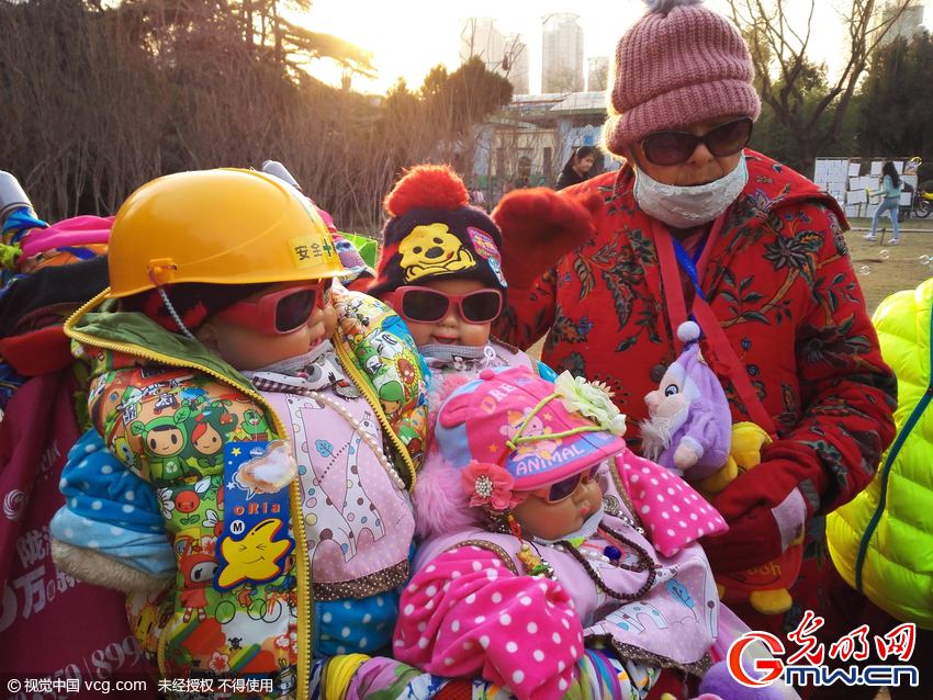 鄭州:八旬老太不讓子女陪伴身邊 將布娃娃當(dāng)子女養(yǎng) 鄭州:八旬老太不讓子女陪伴身邊 將布娃娃當(dāng)子女養(yǎng)