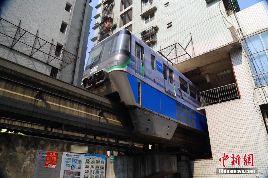 重慶輕軌列車穿樓而過場面震撼