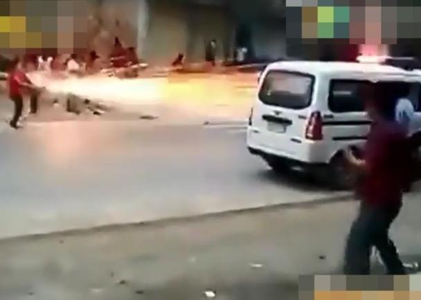 迎親隊伍各不相讓 互射煙花激戰4小時