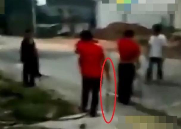 迎親隊伍各不相讓 互射煙花激戰4小時