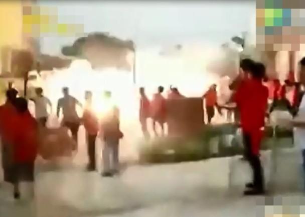 迎親隊伍各不相讓 互射煙花激戰4小時