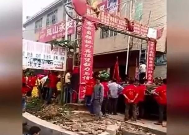 迎親隊伍各不相讓 互射煙花激戰4小時